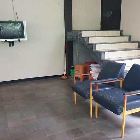 Oyo Life 2090 Ratna Backpacker Syariah Hotel Проболинго Екстериор снимка