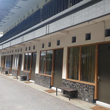 Oyo Life 2090 Ratna Backpacker Syariah Hotel Проболинго Екстериор снимка