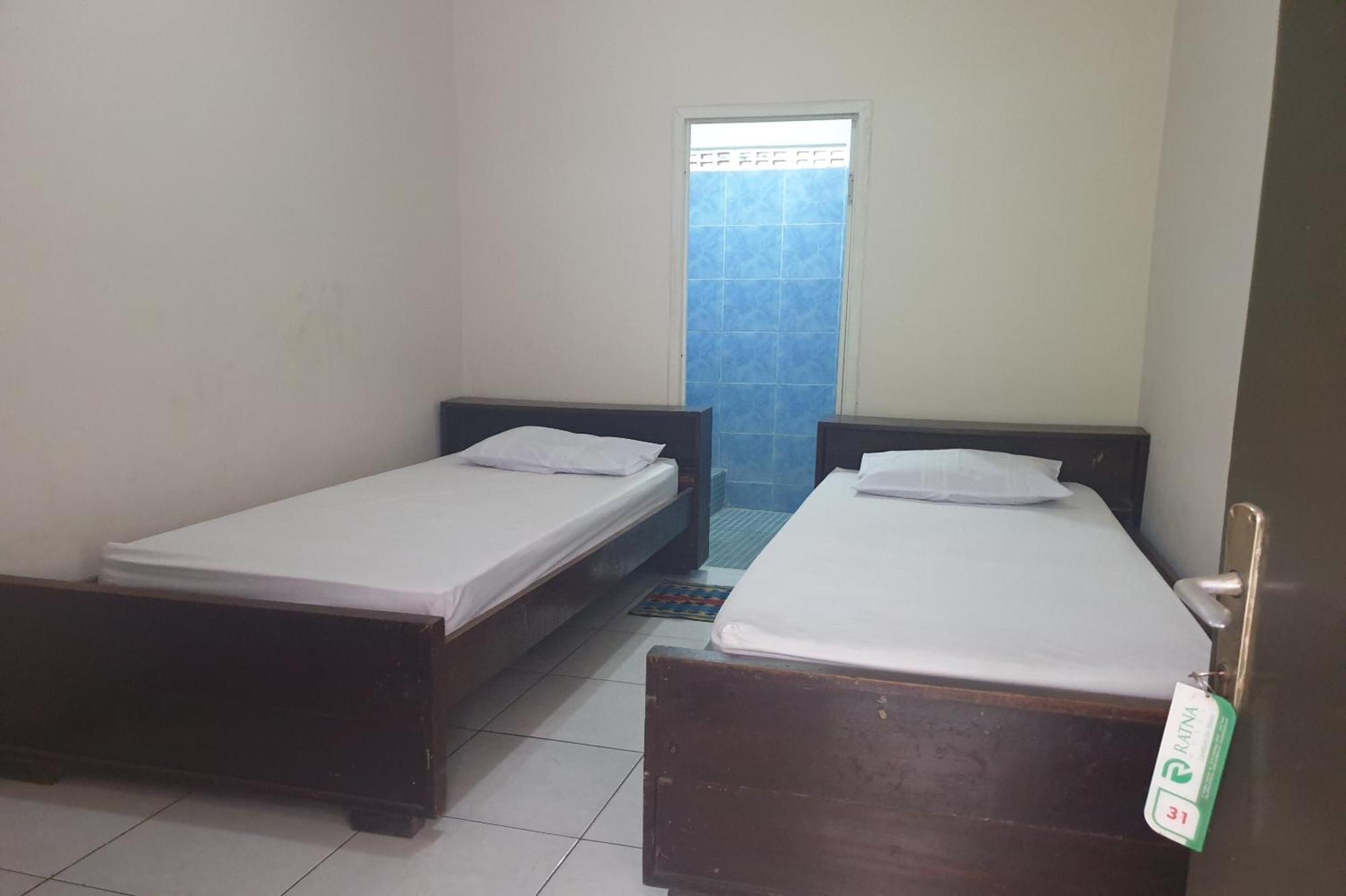 Oyo Life 2090 Ratna Backpacker Syariah Hotel Проболинго Екстериор снимка
