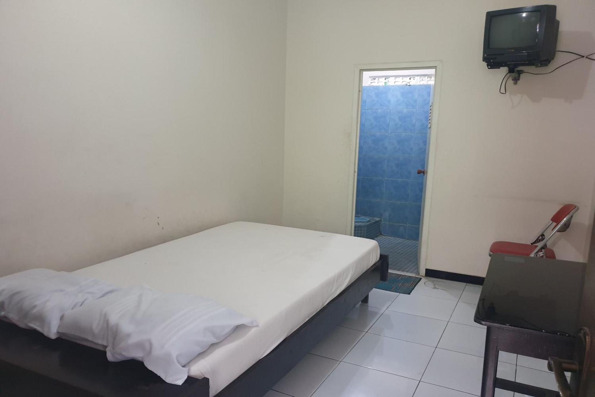 Oyo Life 2090 Ratna Backpacker Syariah Hotel Проболинго Екстериор снимка