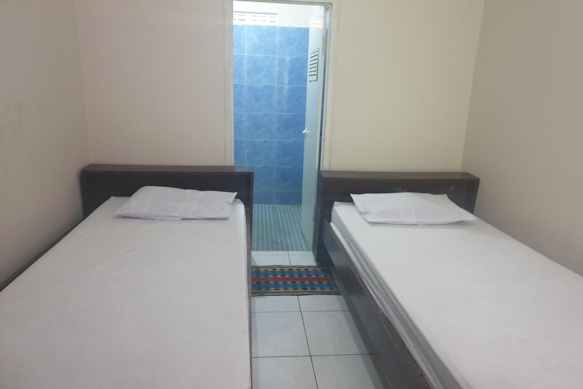 Oyo Life 2090 Ratna Backpacker Syariah Hotel Проболинго Екстериор снимка
