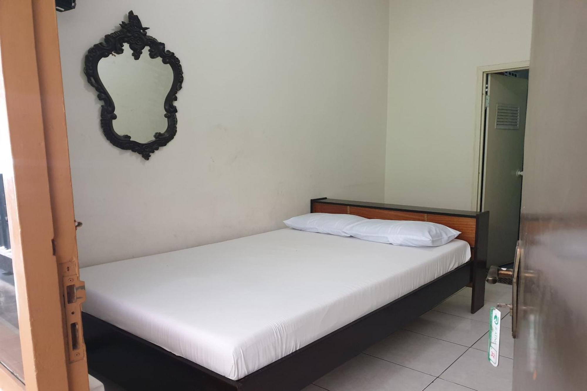 Oyo Life 2090 Ratna Backpacker Syariah Hotel Проболинго Екстериор снимка