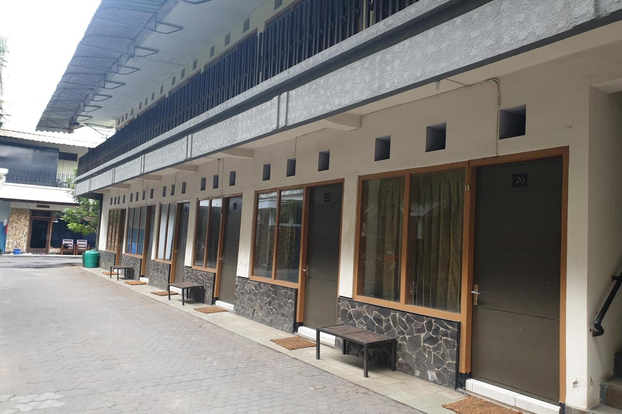 Oyo Life 2090 Ratna Backpacker Syariah Hotel Проболинго Екстериор снимка
