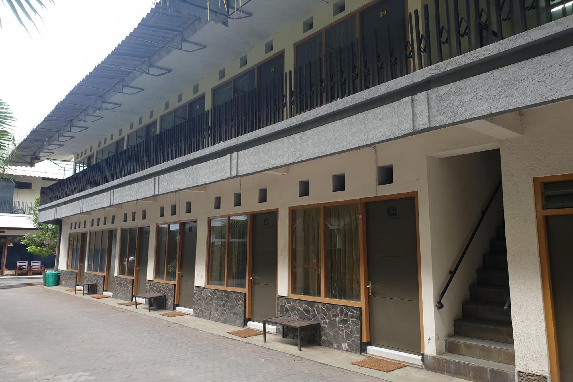 Oyo Life 2090 Ratna Backpacker Syariah Hotel Проболинго Екстериор снимка