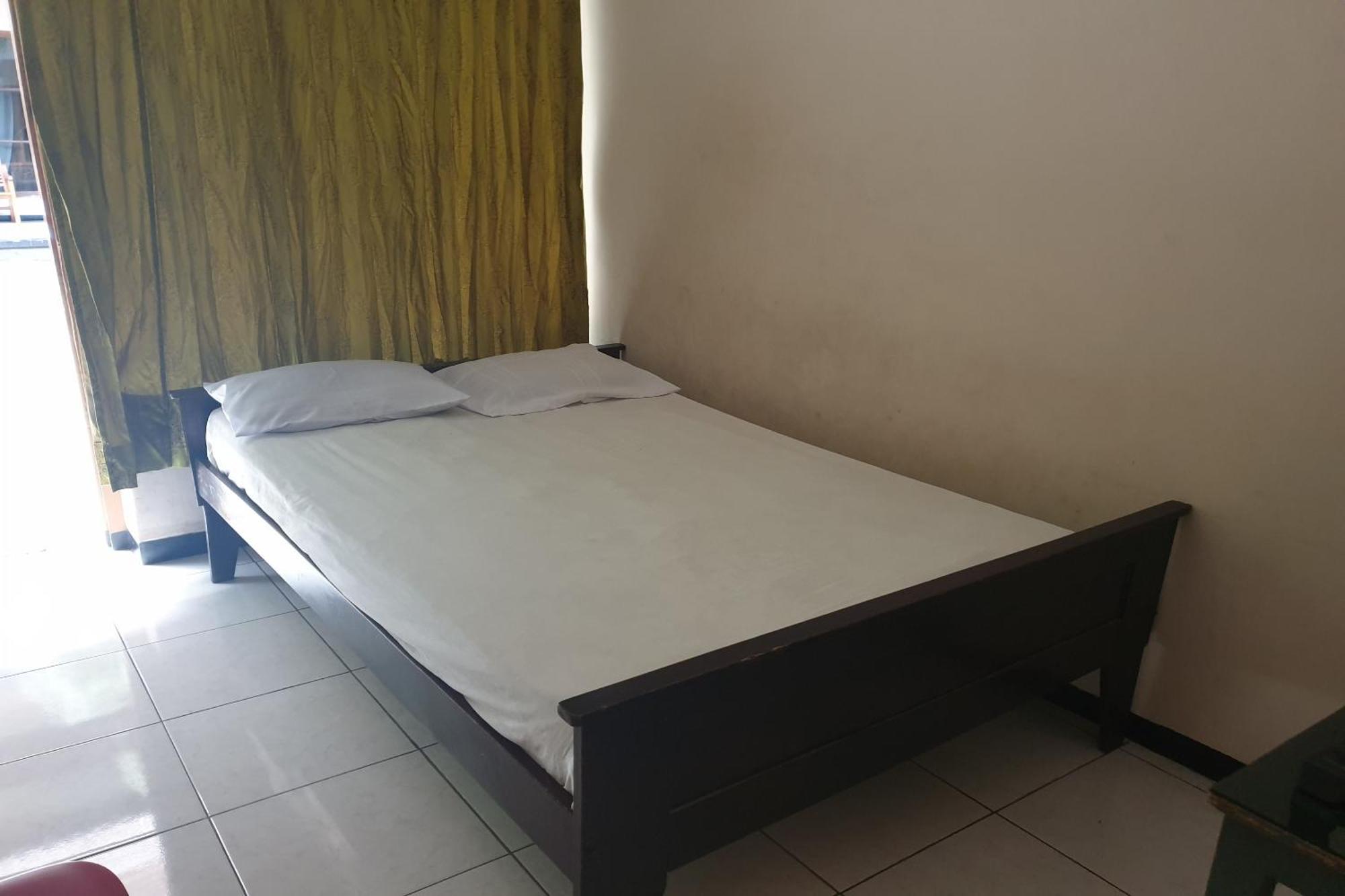 Oyo Life 2090 Ratna Backpacker Syariah Hotel Проболинго Екстериор снимка
